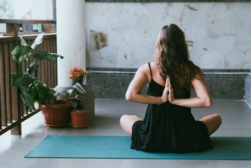 How Online Yoga Teaches Mindfulness and Presence